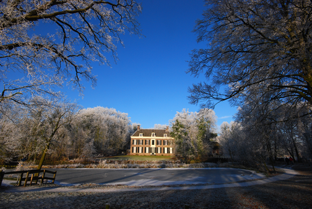 900054 Gezicht op het huis Oud Amelisweerd (Koningslaan 9) te Bunnik, tijdens winterse omstandigheden.